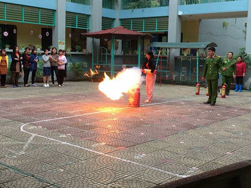 Trường mầm non Long Biên tổ chức tập huấn nghiệp vụ phòng cháy chữa cháy cho cán bộ, giáo viên, nhân viên